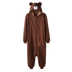 Jumpsuiten föreställer en björn och är en komplett pyjamas med en dragkedja framtill för att göra det lättare att ta på den. På huvan på dräkten finns en björnhuvudform med en vit nos och öron.