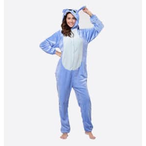 Stitch pyjamasdräkt för kvinnor med en kvinna som skyddar dräkten och en vit bakgrund