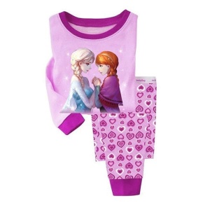 Pyjamas med ett mönster av Anna och Elsa från Snödrottningen som tittar på varandra och håller varandra i handen. På byxorna är mönstret små hjärtan i olika färger. Pyjamasen är rosa. Det är en långärmad pyjamas med långa byxor.