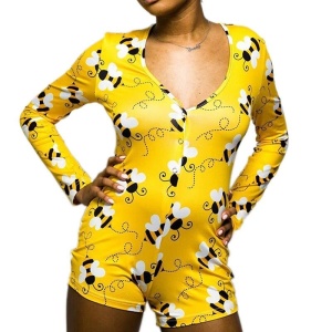 Sexig gul bi-pyjamas som bärs av en kvinna