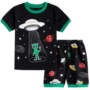 Pyjamapolotröja och shorts med svart och grönt galaxmönster