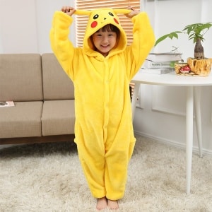 Gul pikachu pyjamasdräkt för barn som bärs av ett litet barn