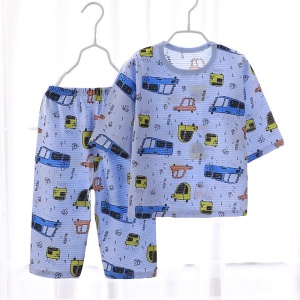 Sommarpyjamas i blågrå bomull med bilmönster för barn på ett bälte