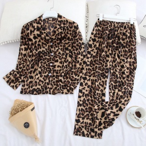 Tvådelad pyjamas med långa ärmar och en modern krage med leopardmönster på ett bälte