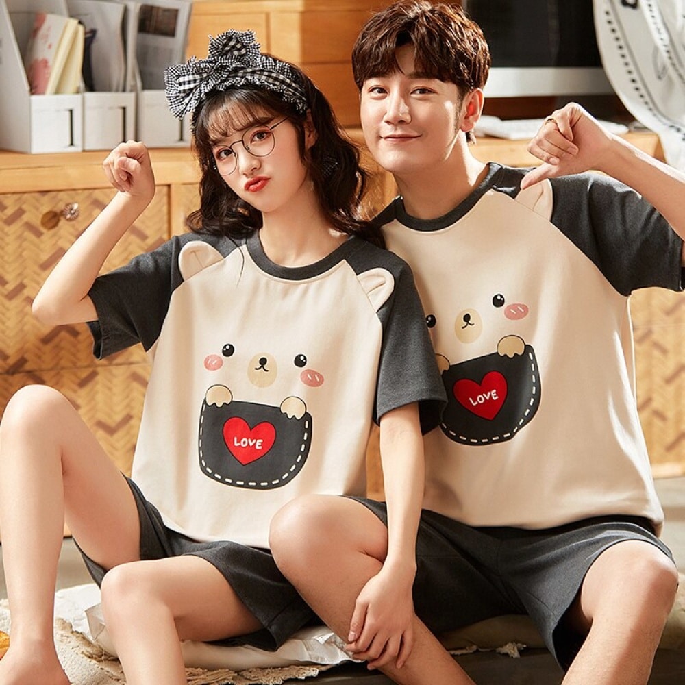 Tvådelad t-shirt i bomull och björnshorts som bärs av ett par som sitter på en stol i ett hus