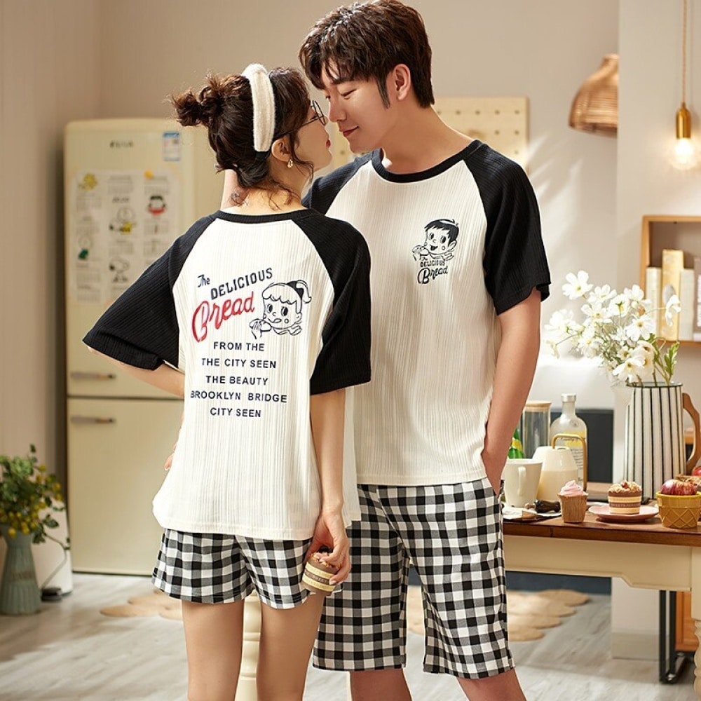Tvådelad t-shirt och bomullsrutor i shorts som bärs av ett par i ett fashionabelt hus