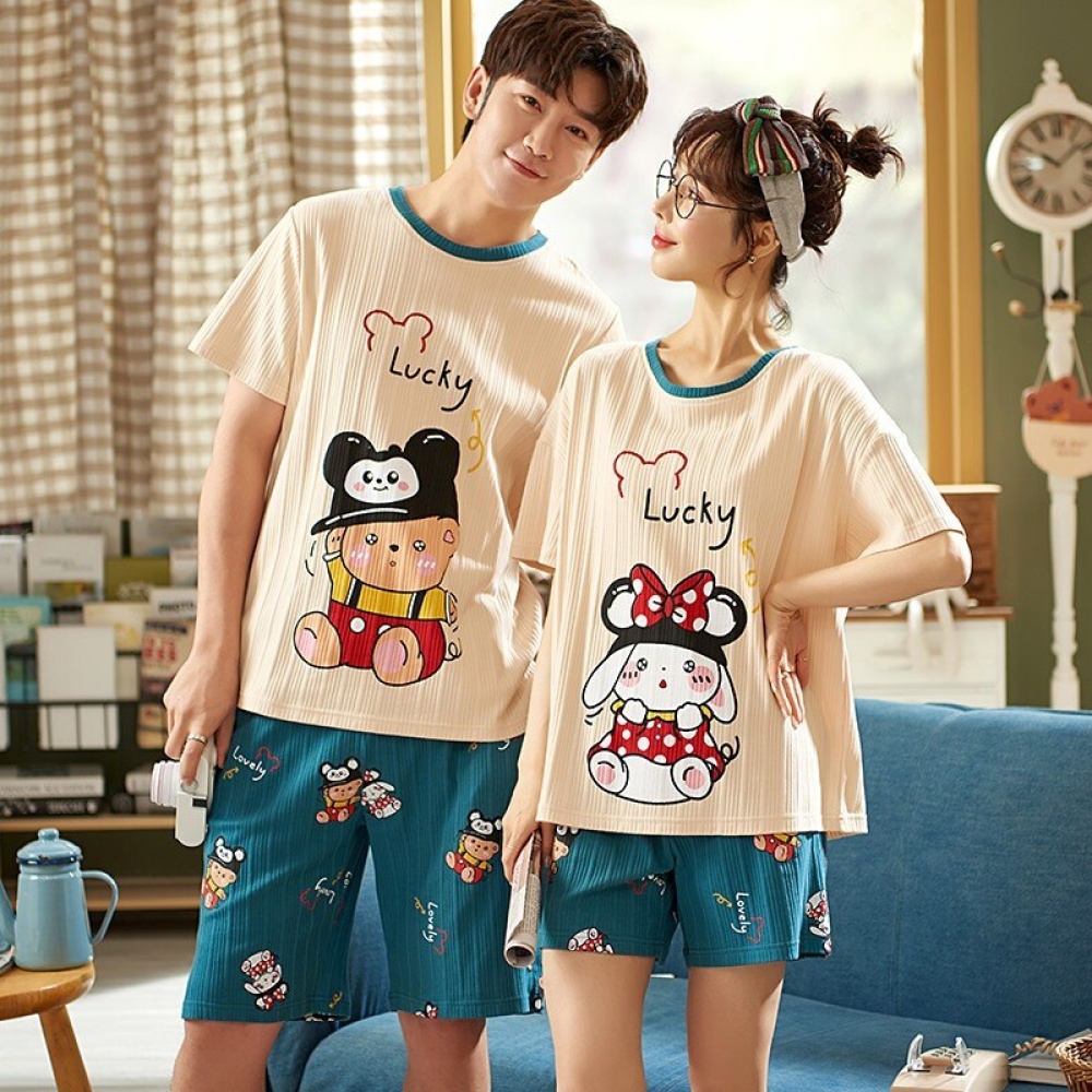 Bomulls t-shirt och shorts med tecknat mönster som bärs av ett fashionabelt par i ett hus