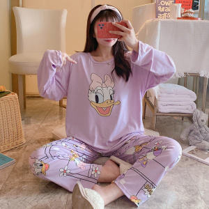 Pyjamas i bomull med margeritryck och långärmad bomullspyjamas med en flicka i pyjamasen och en bakgrund i en matsal