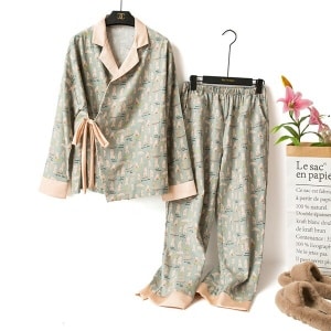 Modig tvådelad kimono björnpyjamas på ett bälte