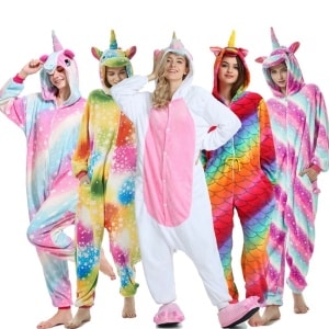 3D-pyjamas med huva för djur och enhörning för vuxna i olika färger som bärs av fashionabla flickor