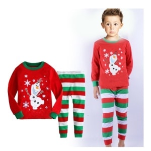 Julpyjamas med ränder och snögubbe för barn som bärs av ett moderiktigt barn