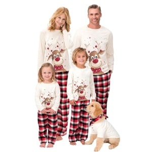 Julpyjamas för familjen Julrenar av mycket hög kvalitet och mode