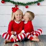 Julpyjamas med ränder för en liten flicka och en liten pojke med stil