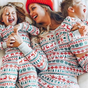 Julpyjamas för hela familjen med trendiga hjorttryck
