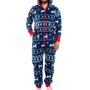 Pyjamasdräkt för män i jul- och vinterpjama som bärs av en fashionabel man