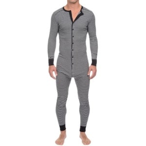Randig pyjamasdräkt för män som bärs av en modefantast av mycket hög kvalitet