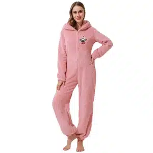 Kvinnors rosa fleeceoverall med logotyp som bärs av en fashionabel kvinna