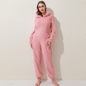 Pyjamadräkt i fleece för kvinnor i enfärgad rosa färg som bärs av en moderiktig kvinna