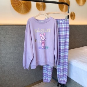 Pyjamas med lila rutiga byxor för kvinnor på en galge i ett hus