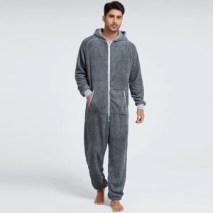 Mycket högkvalitativ grå fleece-pyjamasdräkt som bärs av en fashionabel man