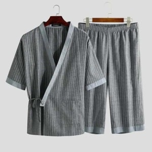 Grå kimono sommarpyjamas på ett modernt bälte