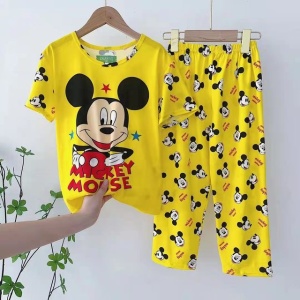 Sommarpyjamas för barn Mickey Mousse gul på ett bälte i ett hus