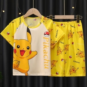 Pikachu sommarpyjamas för barn gul på ett bälte i ett hus