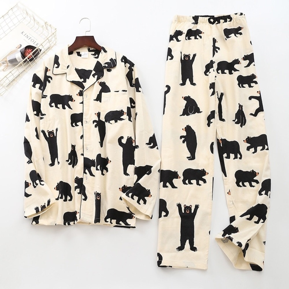 tvådelad långärmad pyjamas med björntoner.