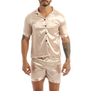Beige satin pyjamas som bärs av en man med en tatuering på vänster arm, pyjamasen består av shorts och en skjorta med knappar framtill