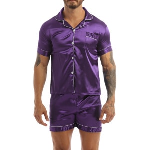 Lila satinpyjamas som bärs av en man med en tatuering på vänster arm, pyjamasen består av shorts och en skjorta med knappar framtill