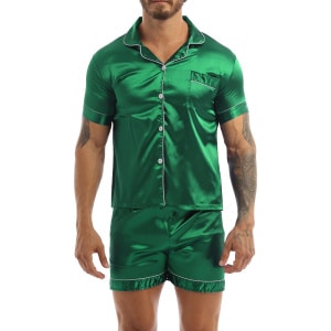 Grön satinpyjamas som bärs av en man med en tatuering på vänster arm, pyjamasen består av shorts och en skjorta med knappar framtill