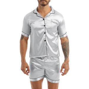 Grå satinpyjamas som bärs av en man med en tatuering på vänster arm, pyjamasen består av shorts och en skjorta med knappar framtill