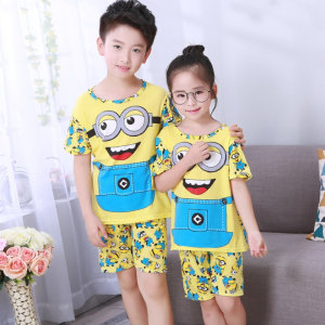Kortärmad sommarpyjamas med Minions-tryck för barn som bärs av barn i ett hus
