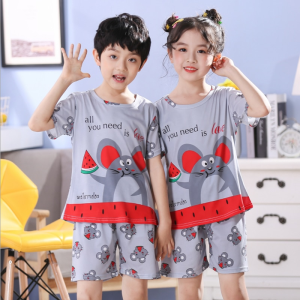 Grå kortärmad sommarpyjamas med musmönster för barn som bärs av en liten flicka och en liten pojke i ett hus