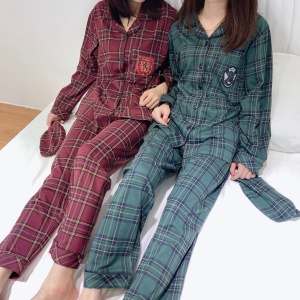 Harry Potter rutig pyjamas set en grön och en röd med två kvinnor bär pyjamas i sängen