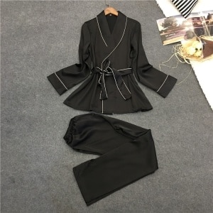 Sexig svart kimono pyjamas med grå bakgrund för kvinnor