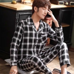 Långärmad, rutig pyjamas för män med en man i pyjamas med en köksbakgrund