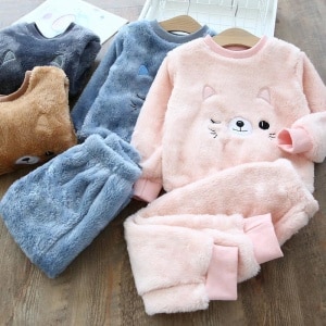 Mjuk kattpyjamas i två färger, blå och rosa, och i två delar, ett par byxor och en varm topp