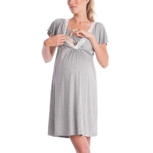 Grå gravid kvinnas nattlinne med en gravid kvinna som bär tröjan och en vit bakgrund