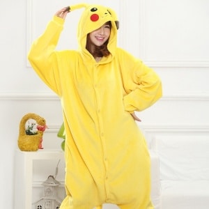 Pikachu jumpsuit med en kvinna i pyjamas och en sovrumsbakgrund