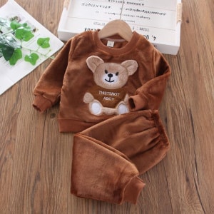 Trendig brun pyjamas för barn i flanell och fleece på bälte