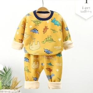 Varm pyjamas med dinosauriemönster för pojkar i gult, mycket bekväm på ett bälte