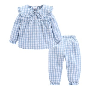 Blå pyjamas för barn med rutmönster, bestående av två delar, en skjortöverdel och en byxunderdel