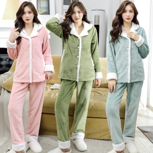 Pyjamas mjuk fleecetröja med tre olika färger är tre kvinnor i pyjamas