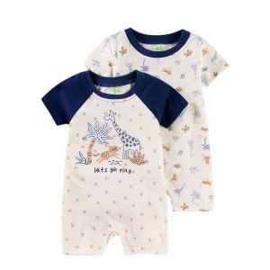 Pyjamas i ett stycke med tecknat mönster för baby med vit bakgrund