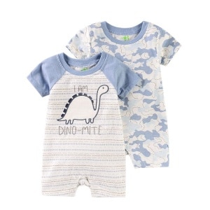Pyjamas i ett stycke med dinosaurie- och kamouflagemönster för baby med vit bakgrund