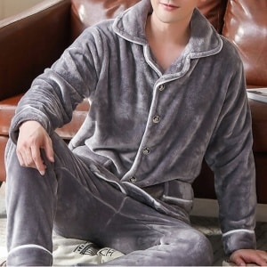 Retro vinterpyjamas för män i grått med en man i pyjamas