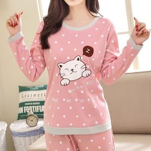 Söt rosa och grå katt varm pyjamas med en kvinna som bär pyjamasen