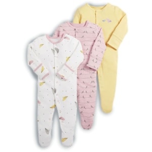 Pyjamadräkt i tre delar med fjäder- och fågeltryck för baby med vit bakgrund