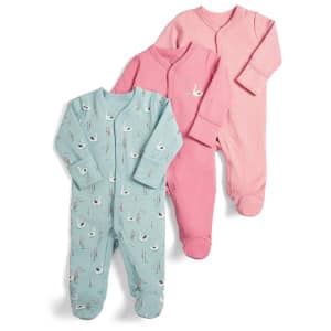 Babypyjamas i tre delar med gåsmotiv och vit bakgrund